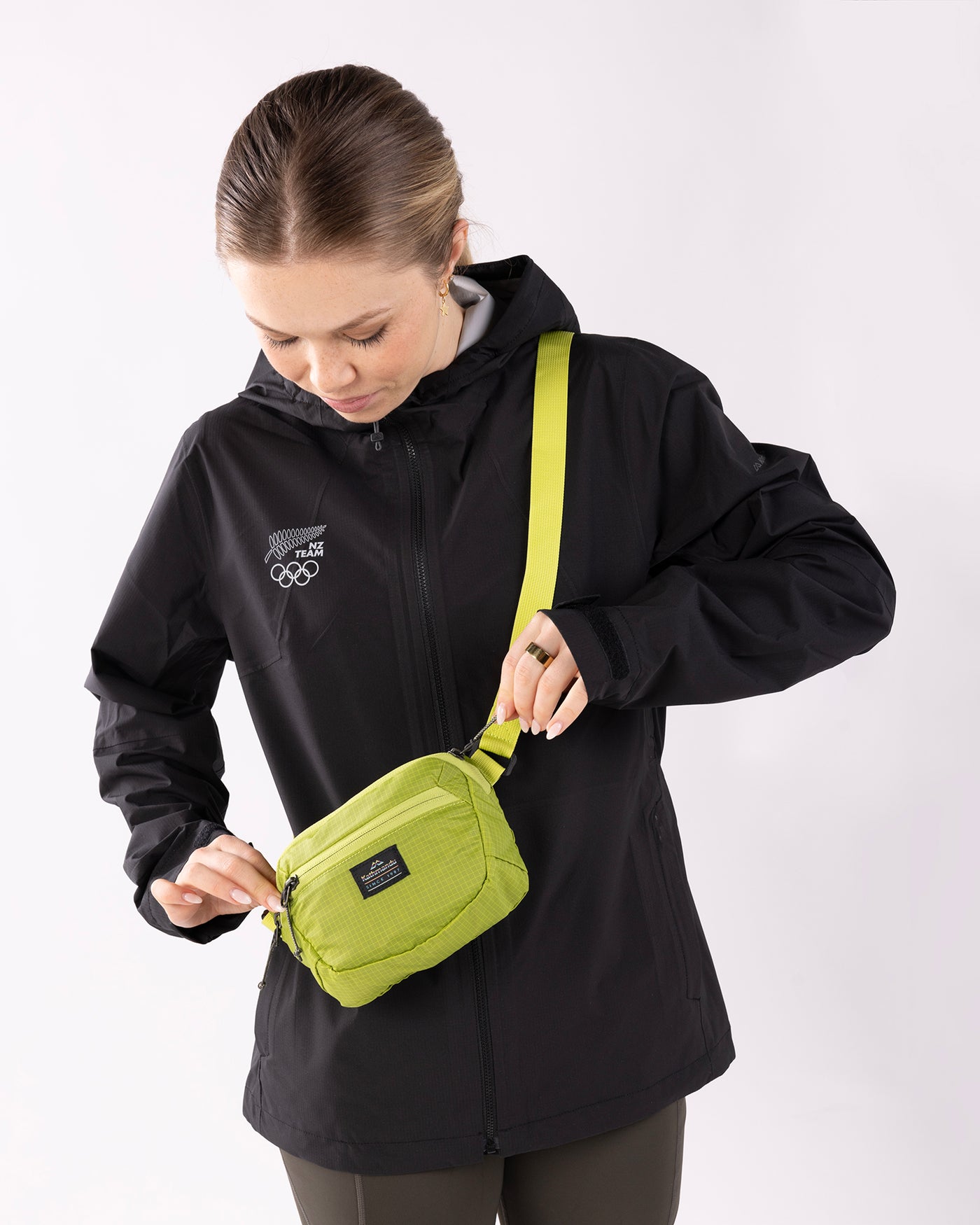 B2308_OZ7_NZOC_Range_Wmns_Trailhead_Stretch_Rain_Jacket_NZ_Team_Black_d_1756683790000