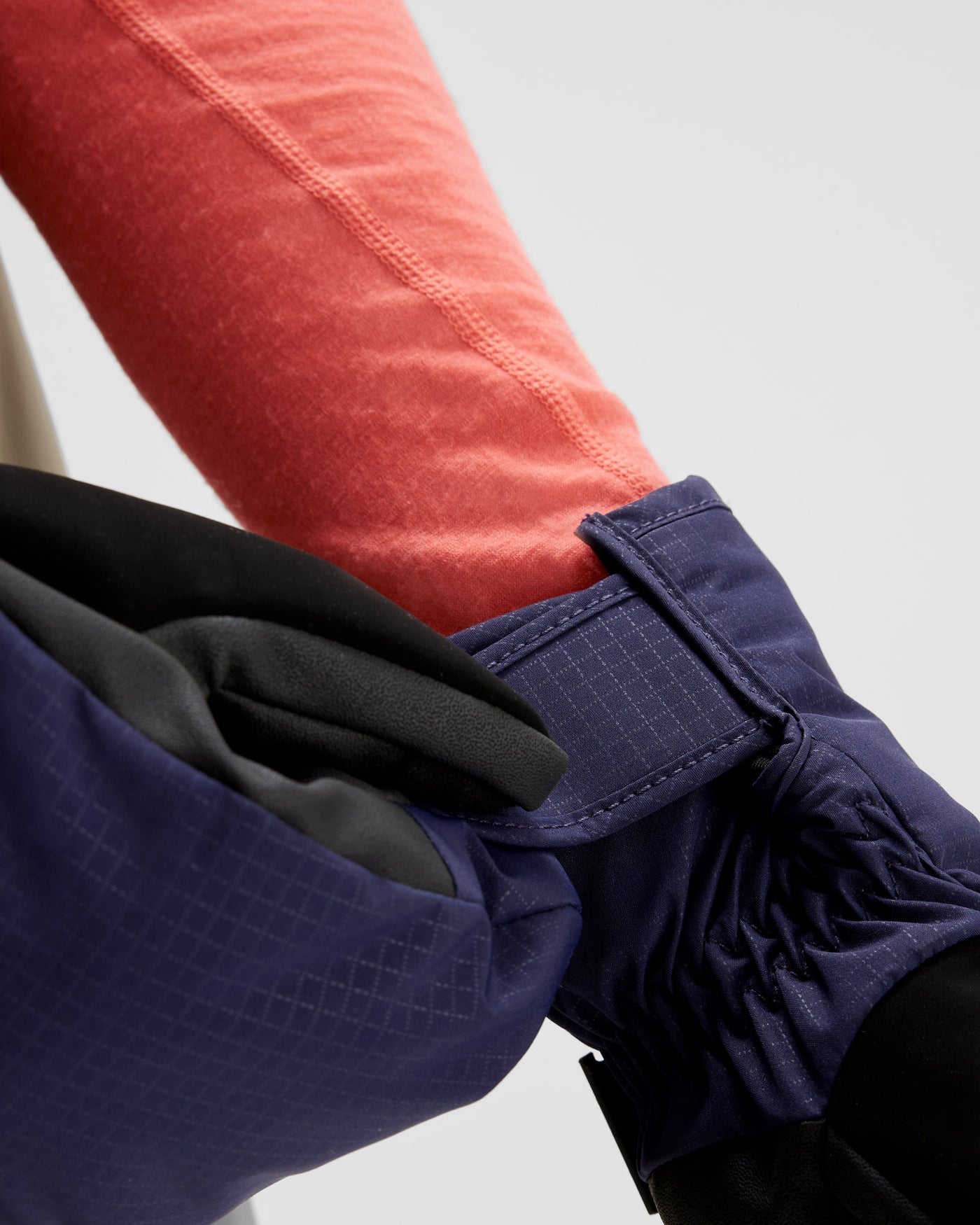 b0683_ofc_pwdr_days_unisex_novaloft_snow_mitten_c_1743731783000