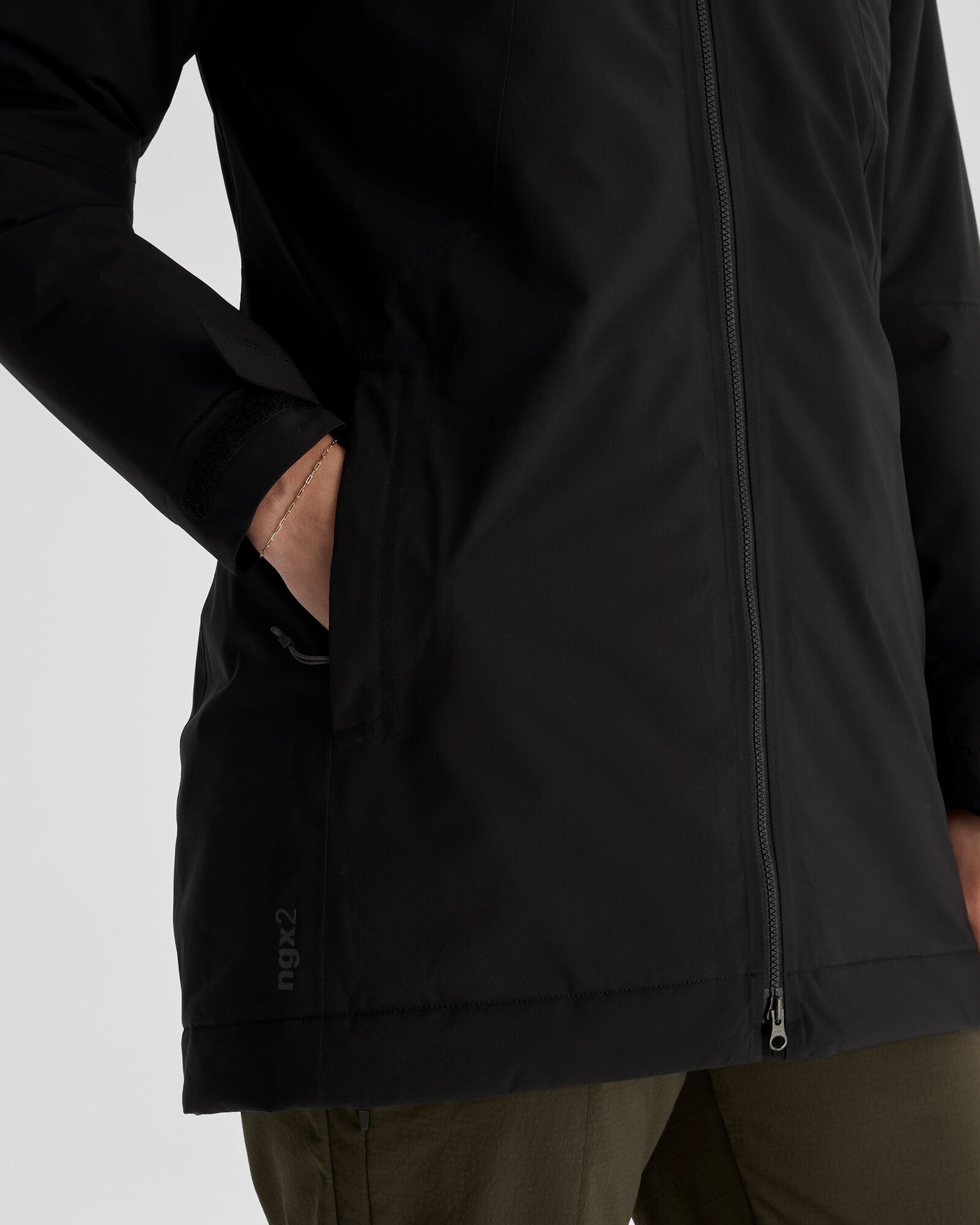 b0685_o4w_trailhead_2l_womens_novaloft_rain_parka_f_1743633122000