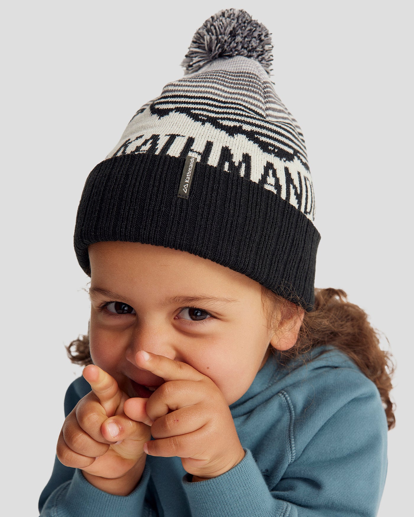 b0952_nzh_mtn_skies_kids_pompom_beanie_black_whit_b_1743628848000