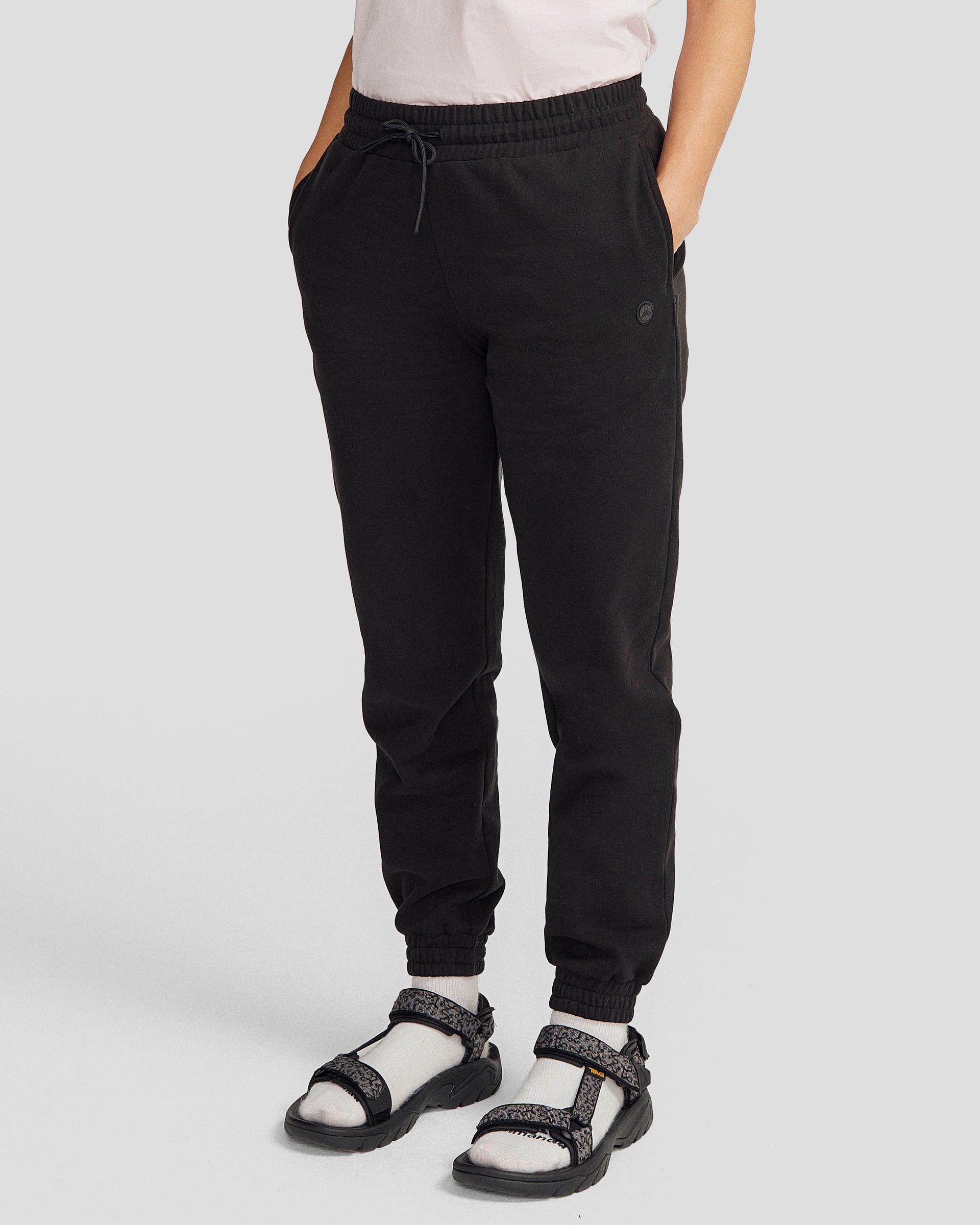 b1387_o4w_womens_peak_badge_slouchy_brushed_joggers_d_1743629130000