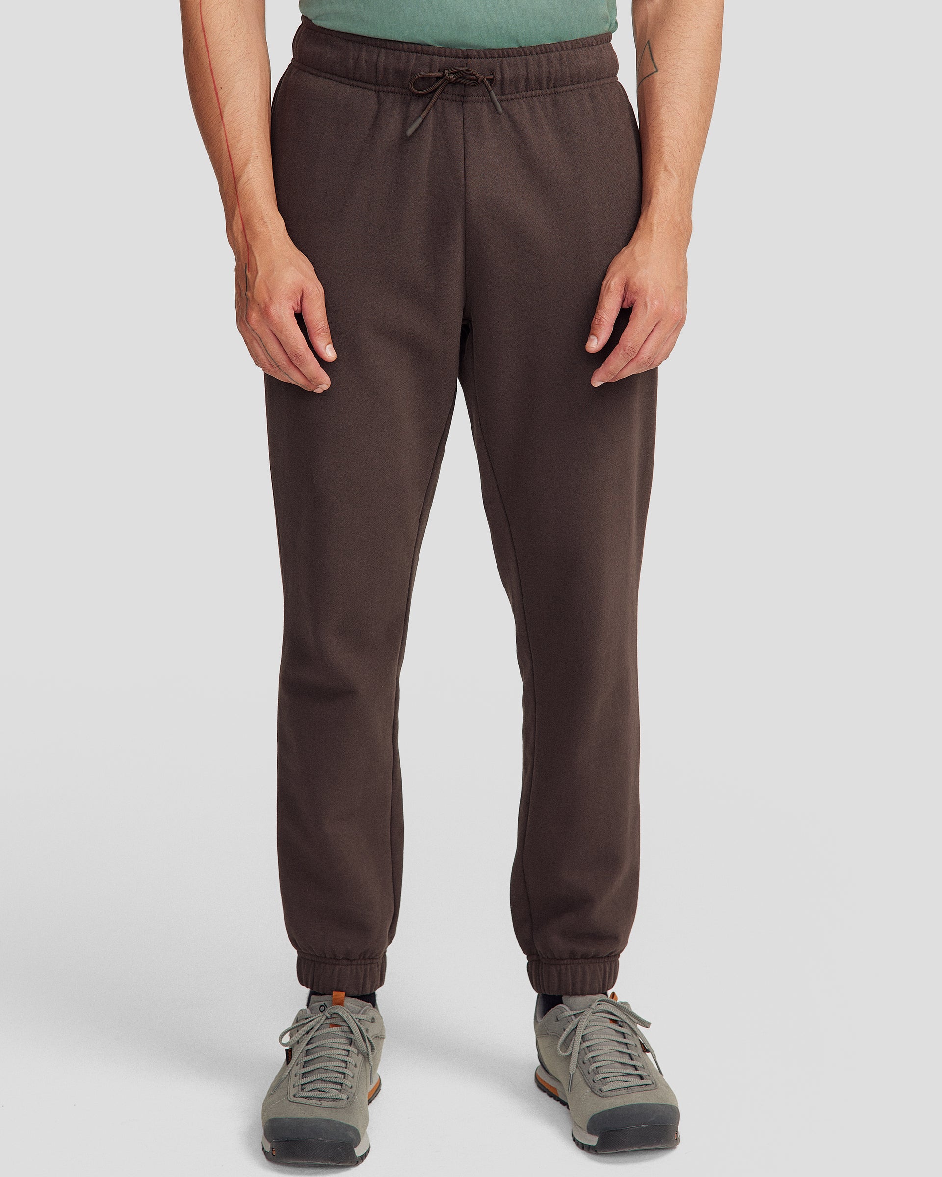 b1394_of9_mens_peak_badge_joggers_a_1744693882000