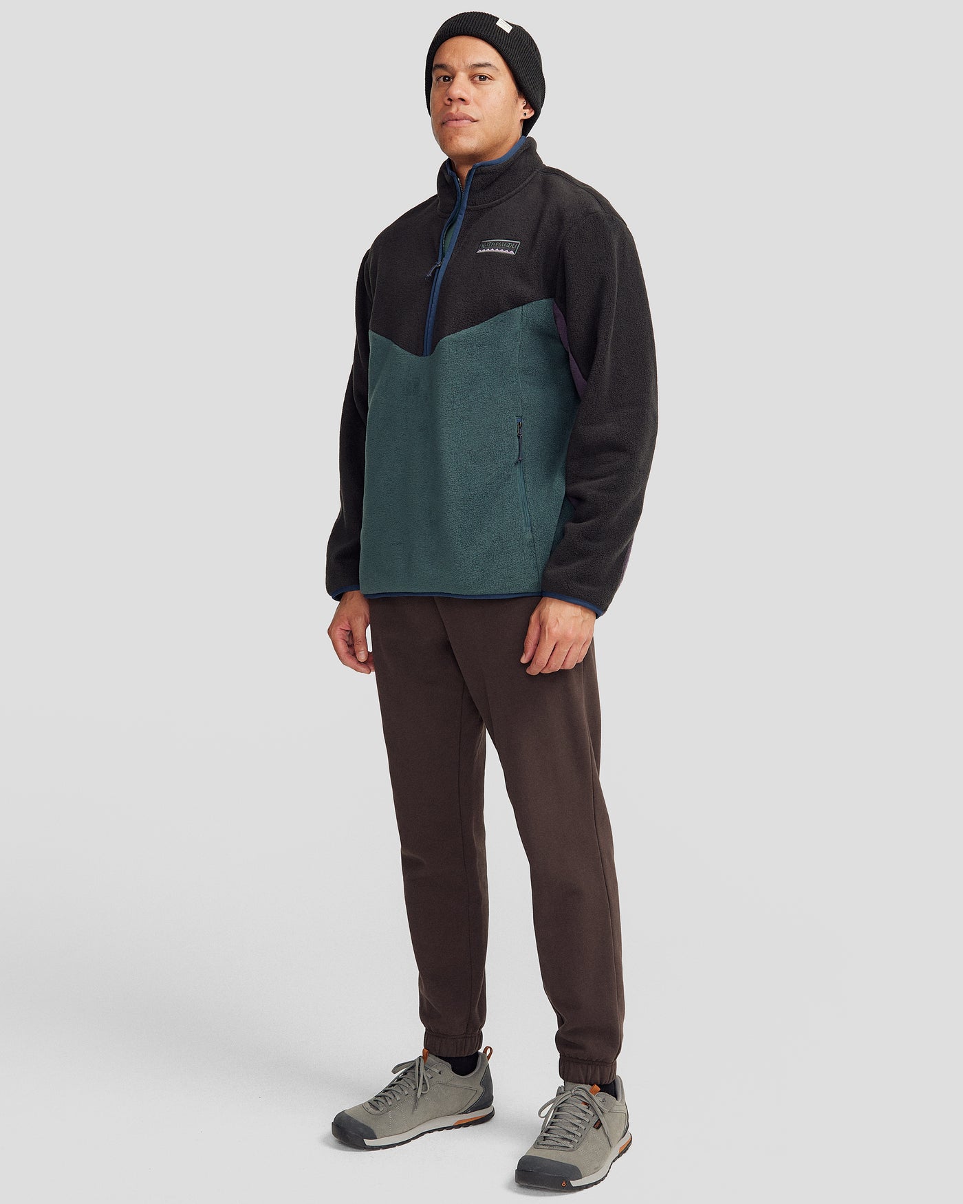 b1394_of9_mens_peak_badge_joggers_b_1744693842000