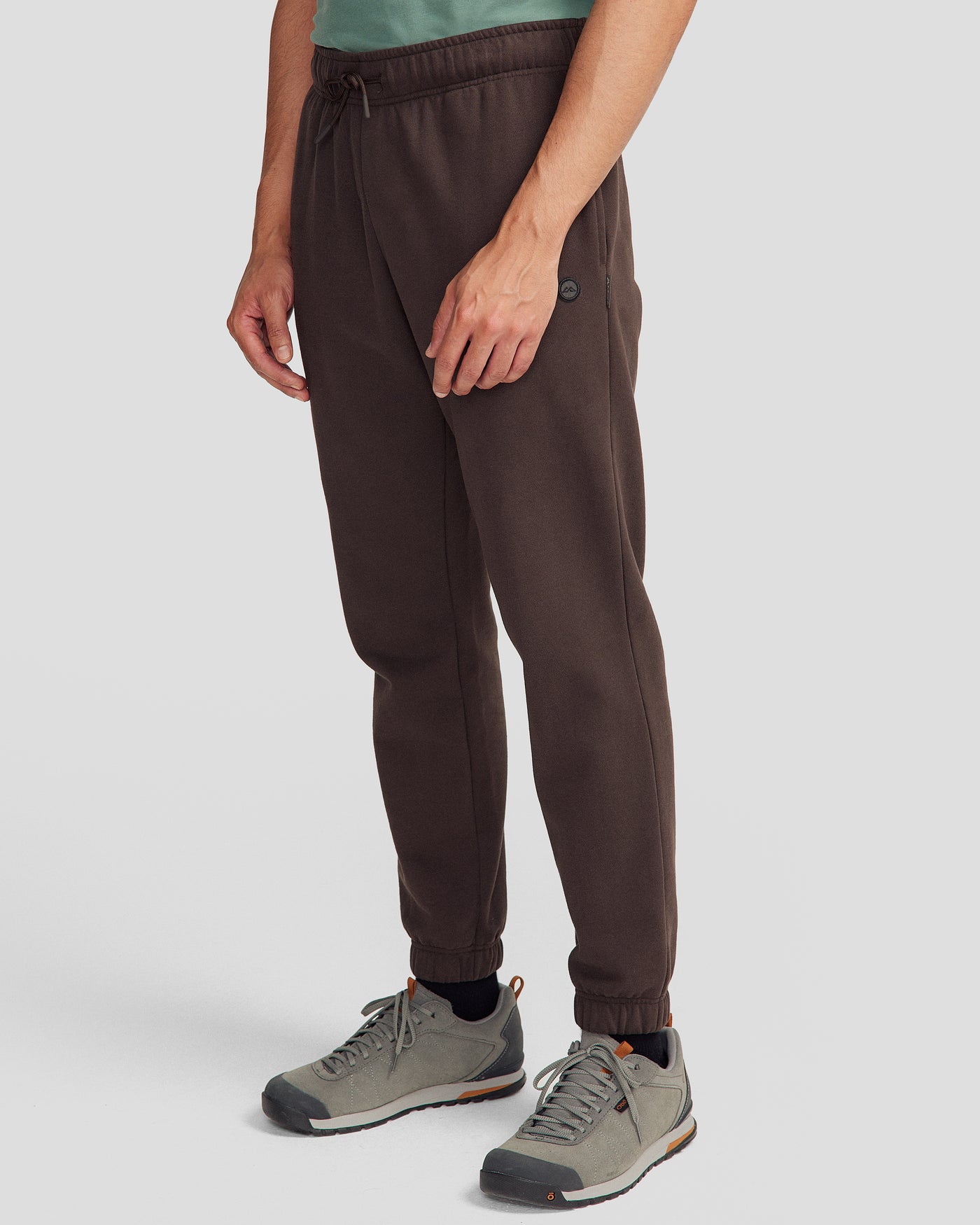 b1394_of9_mens_peak_badge_joggers_c_1744693830000