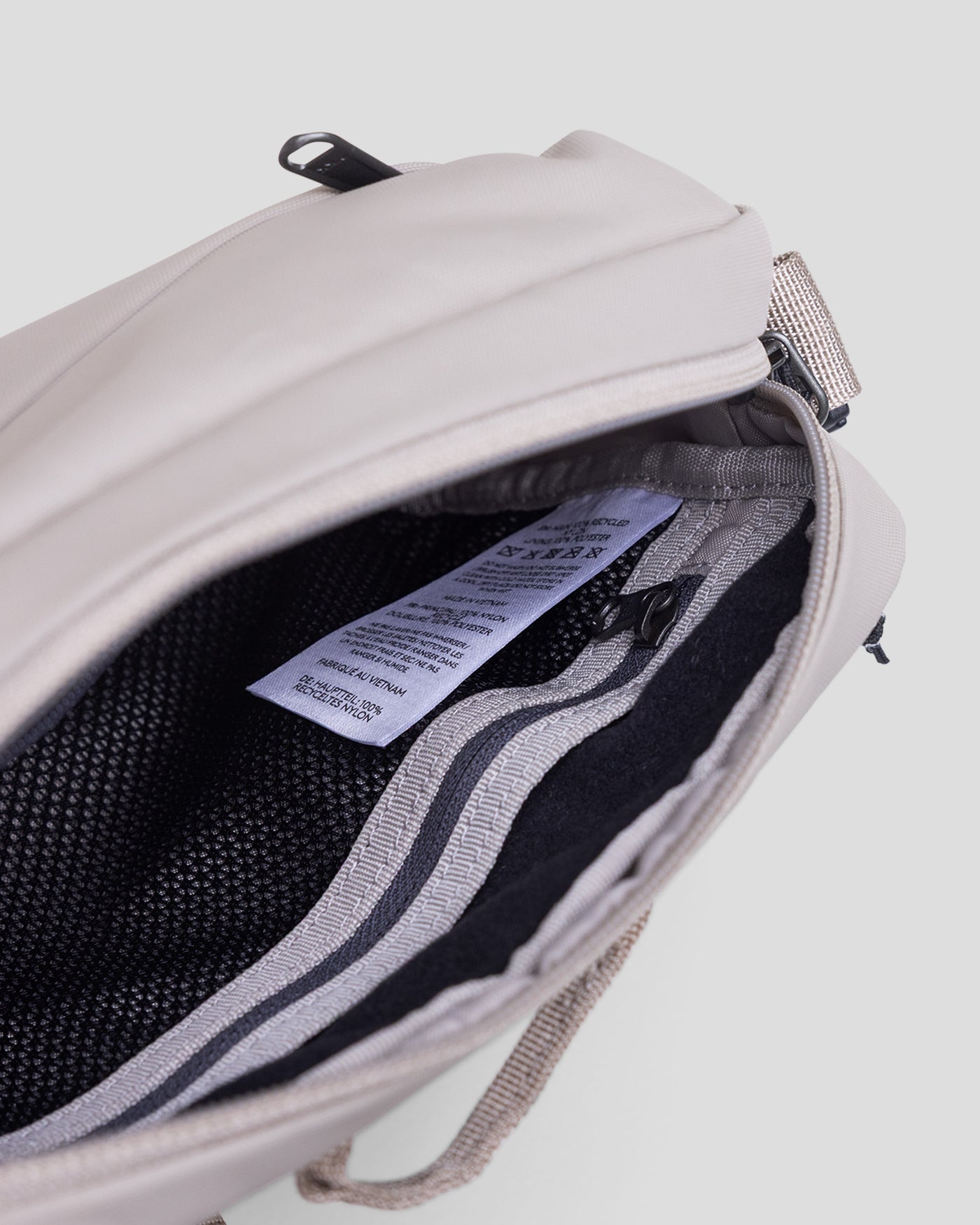 b1674_b88_flight_rfid_cross_body_f_1772667352000