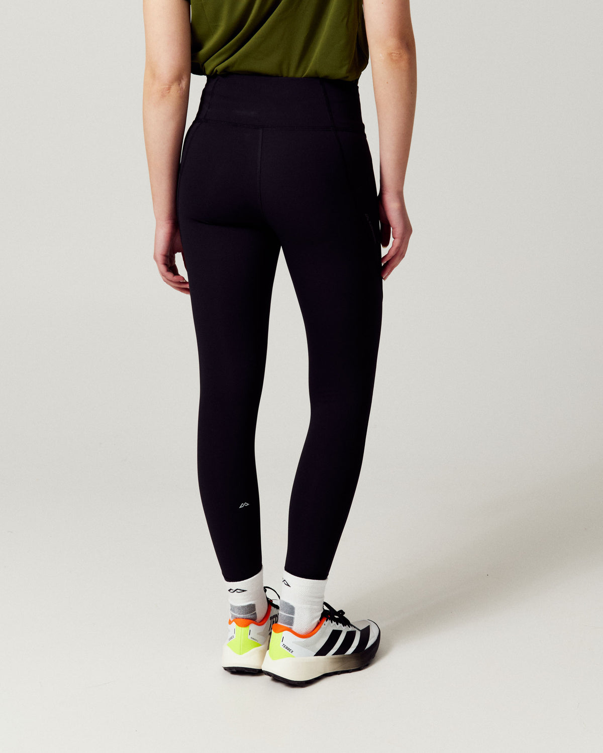 b2037_o4w_womens_seeker_7_8_leggings_v2_d_1790025570000