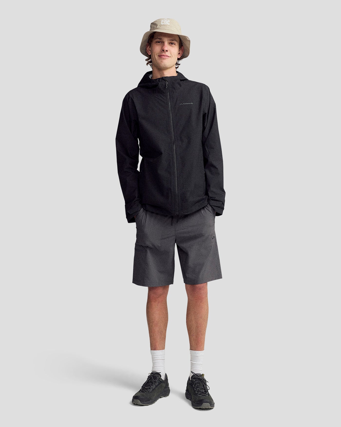 b2613_o4w_coast_to_coast_trailhead_stretch_raincoat_mens_c_1600x2000_2a2e340_1763339425000