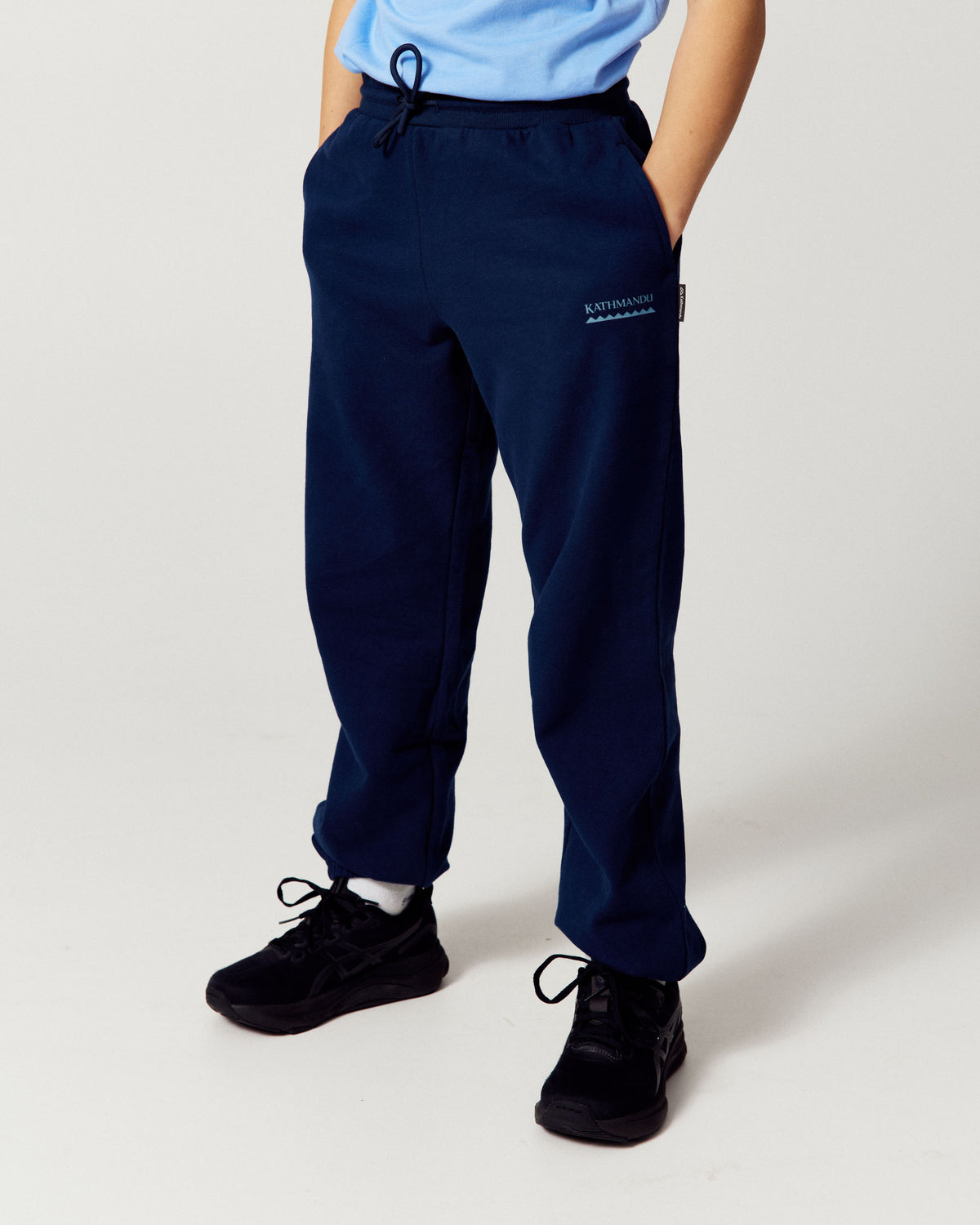 b2731_ou3_kids_heritage_logo_joggers_a_1789084120000