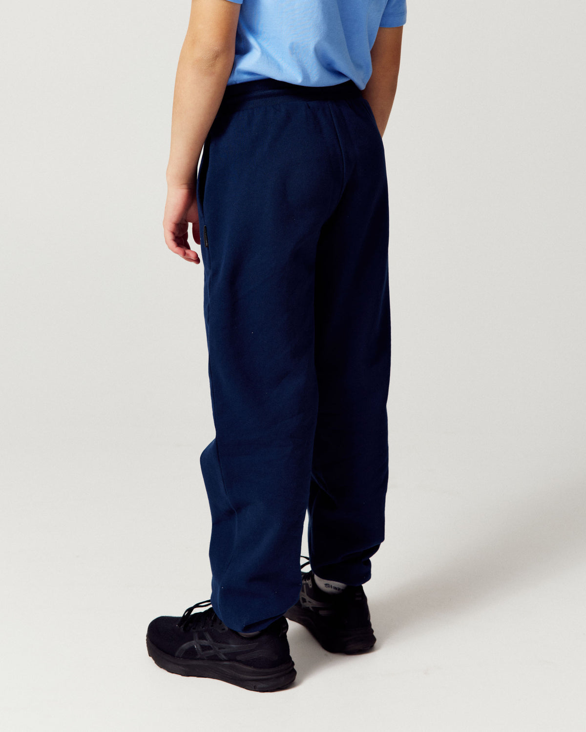 b2731_ou3_kids_heritage_logo_joggers_c_1789084121000