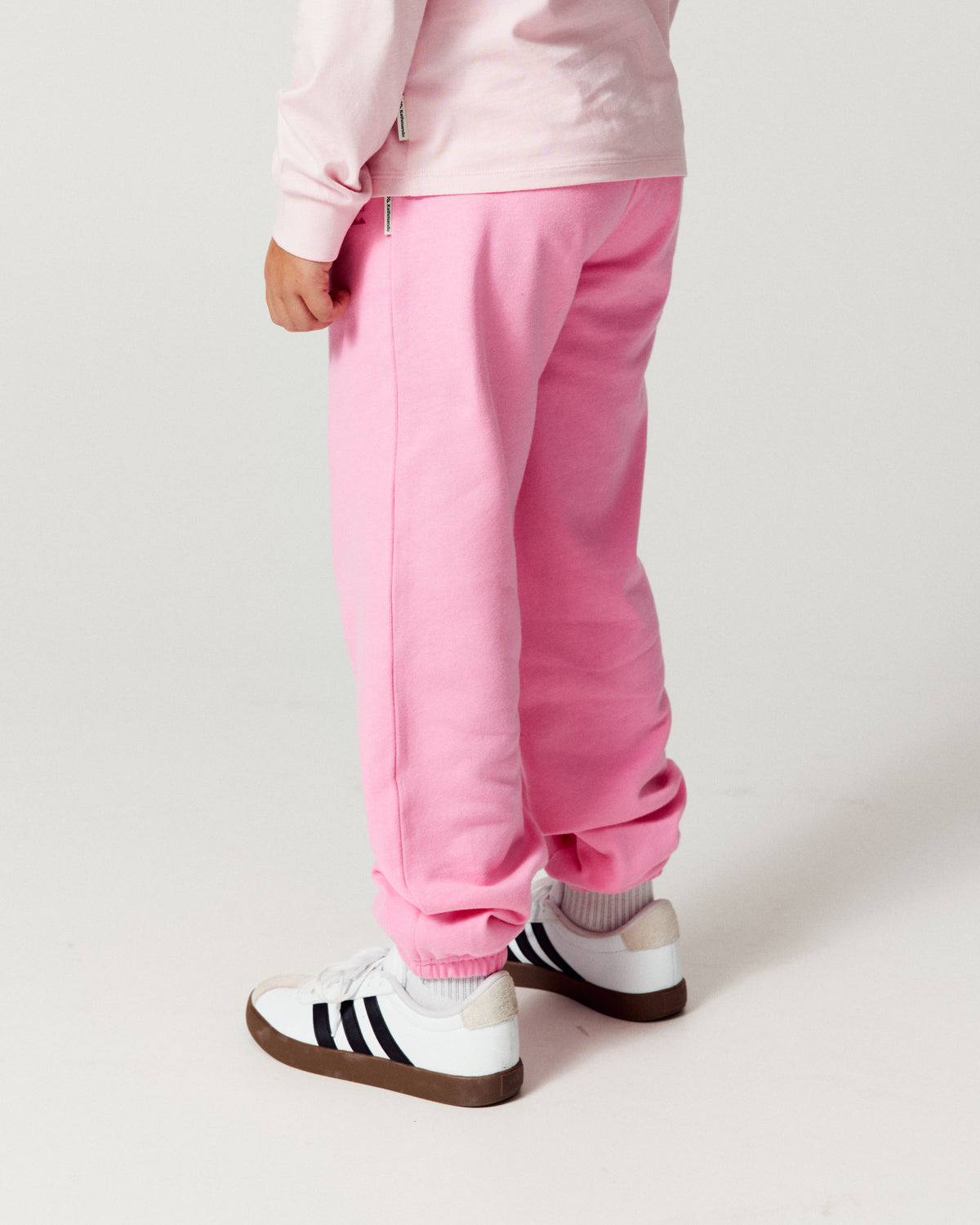 b2731_oye_kids_heritage_logo_joggers_c_1789084122000