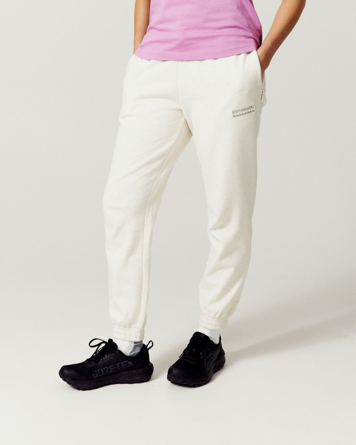 b2735_p33_womens_embroidered_heritage_joggers_a_1790034480000
