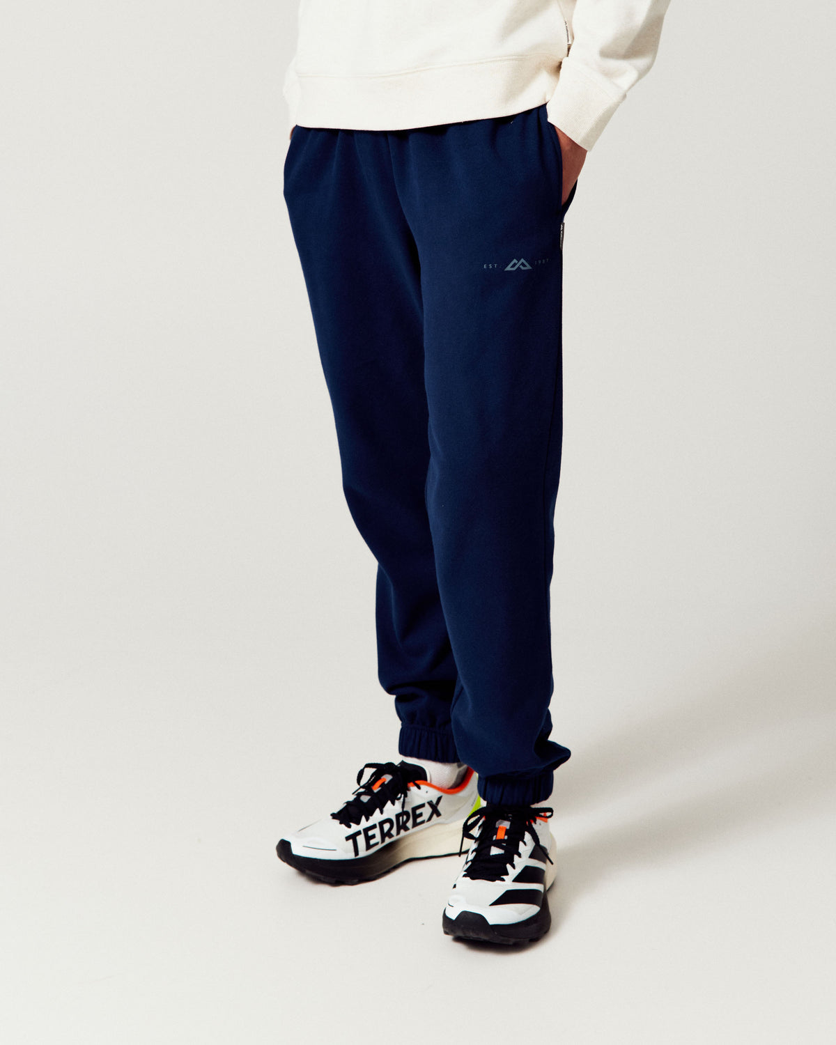 b2739_ou3_mens_twin_peak_logo_joggers_a_1791935666000