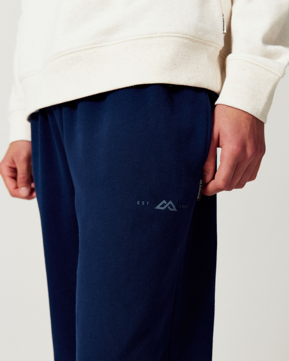 b2739_ou3_mens_twin_peak_logo_joggers_c_1791935667000